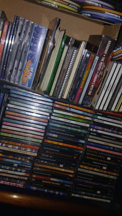 Lote 150 Cd musica diversa por 120 €