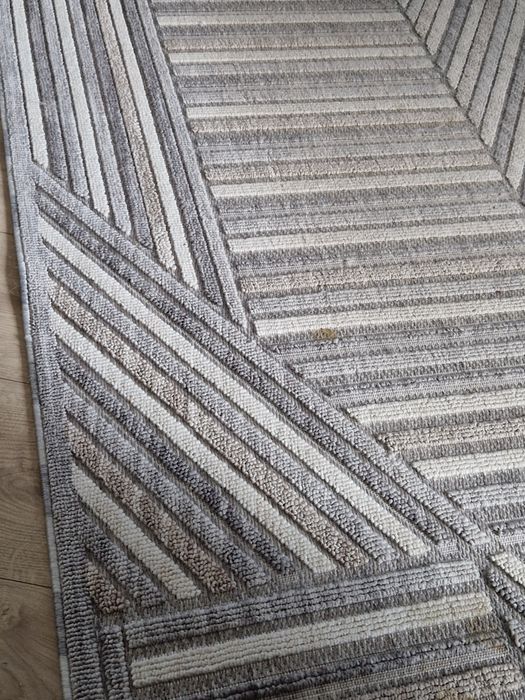 Dywan w odcieniach szarości