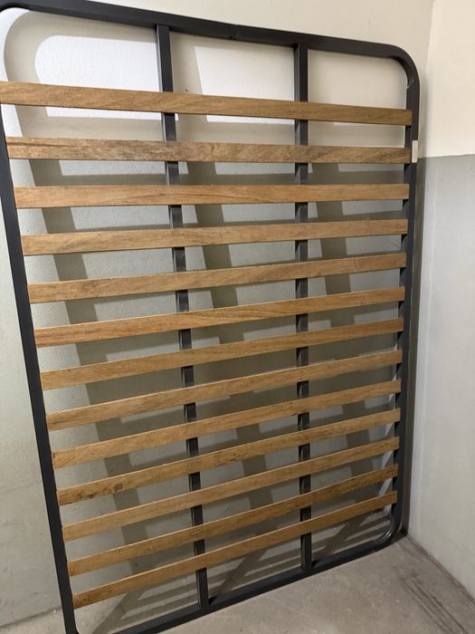 Cama com mesinhas cabeceira e comoda com espelho