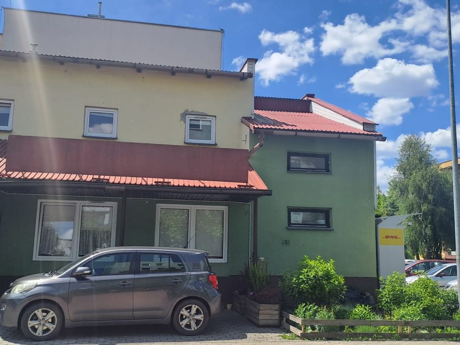 Sprzedam nieruchomość z trzema mieszkaniami i pomieszczeniem usługowym