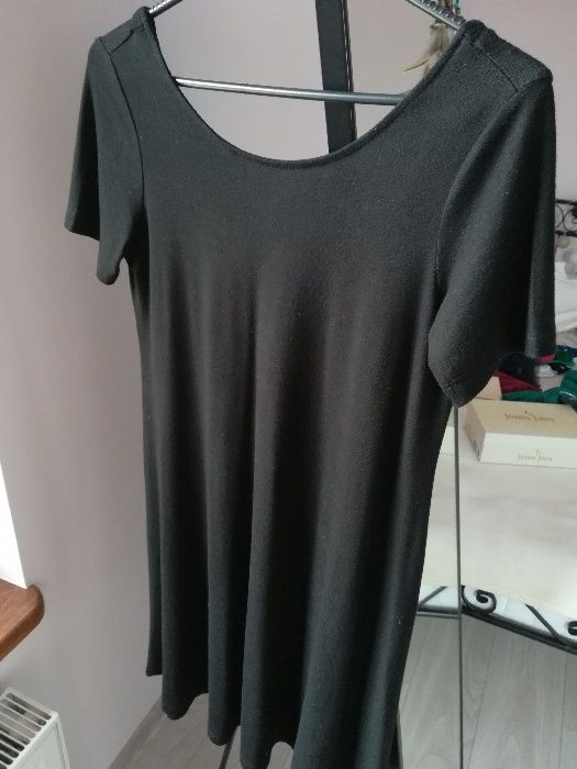 Czarna sukienka Stradivarius