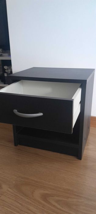 Mesinha de cabeceira IKEA como nova