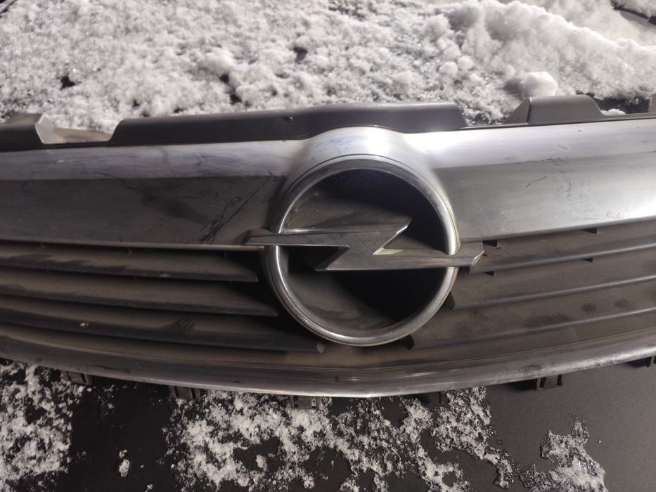 Opel Zafira B grill atrapa chłodnicy zderzaka 131.57.590