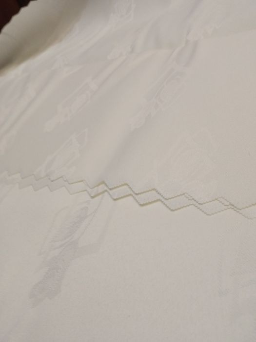 Obrus poliestrowy plamoodporny ecru o wymiarach 200/140