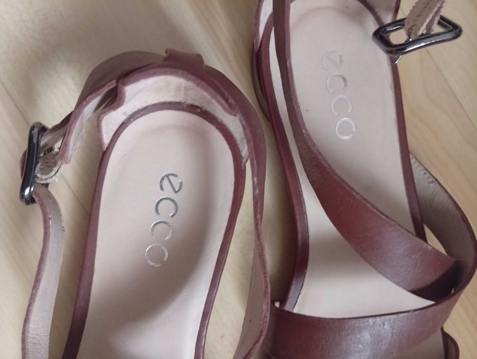 Sandálias de pele de mulher novas da prestigiada marca ECCO