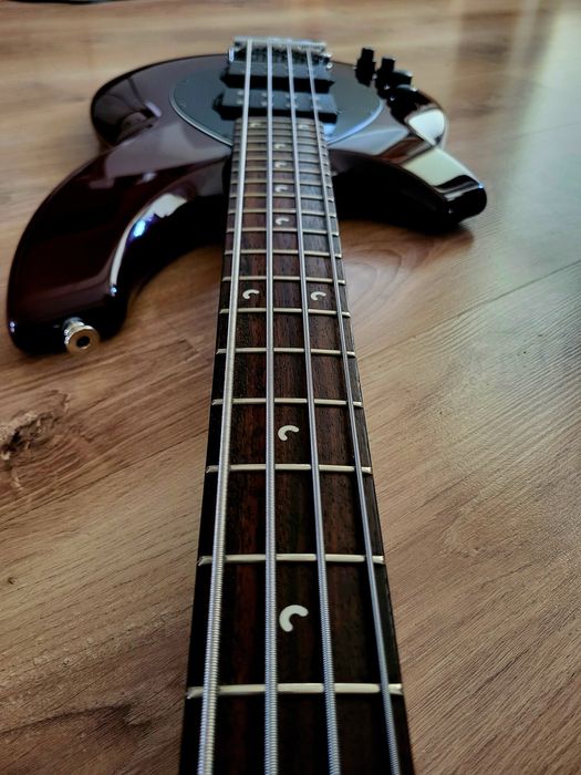 Leworęczna gitara basowa Music man bongo 4HH