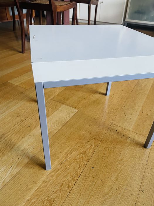 Mesa quadrada de apoio