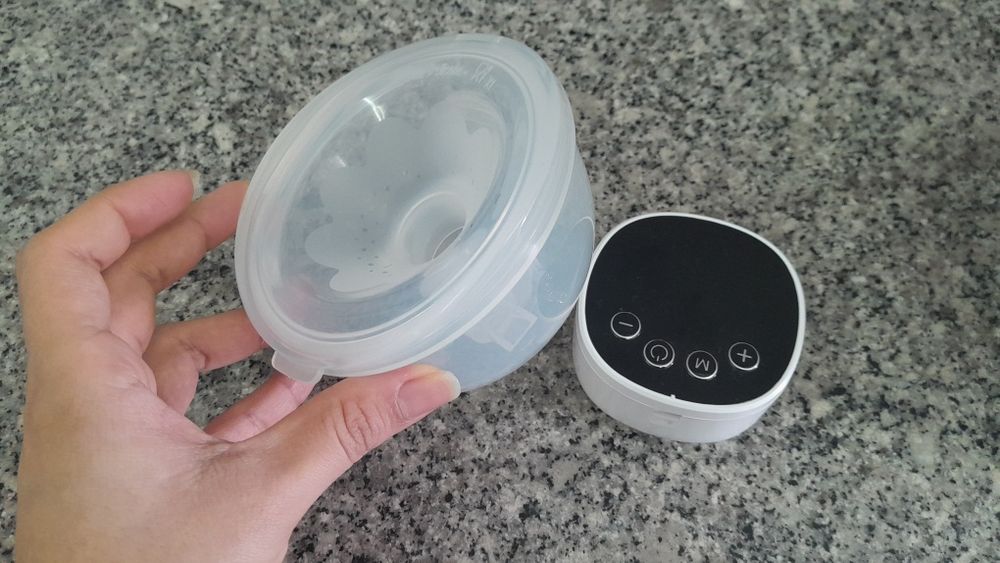 Bomba elétrica de extração de leite materno, pouco usada.