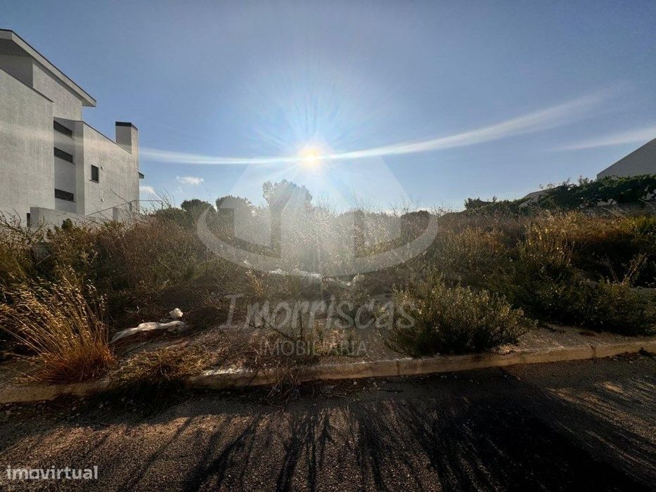 Terreno urbano com 280m2 - Bairro das Maroitas - Sta Iria de Azóia