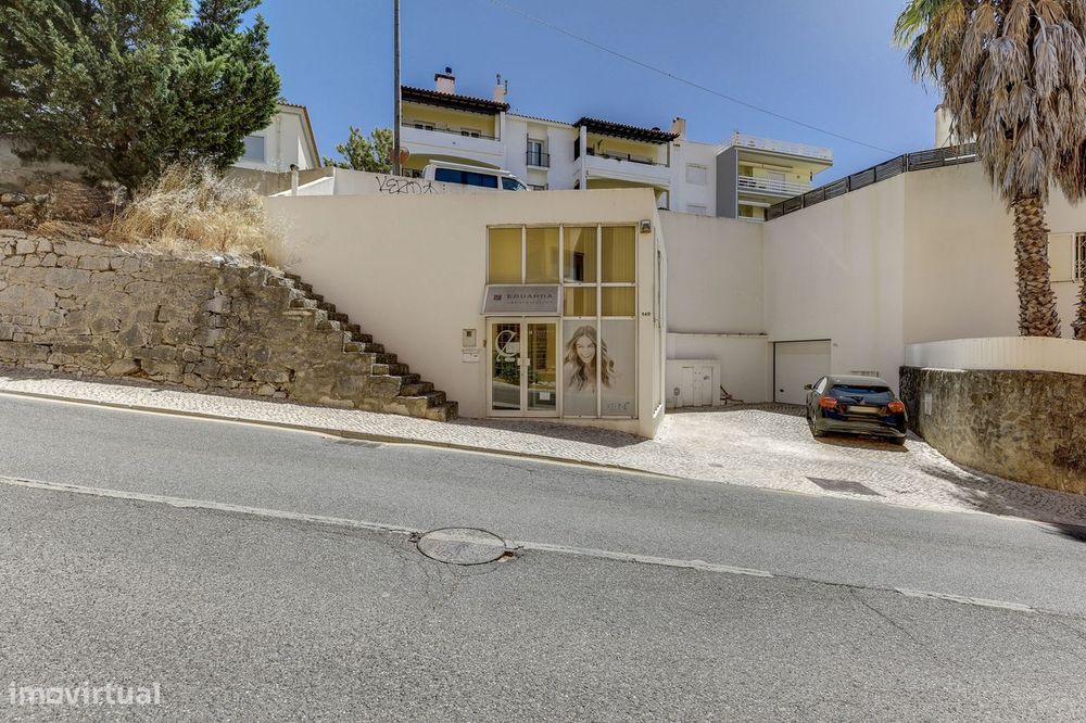 Espaço Comercial com estacionamento junto à praia