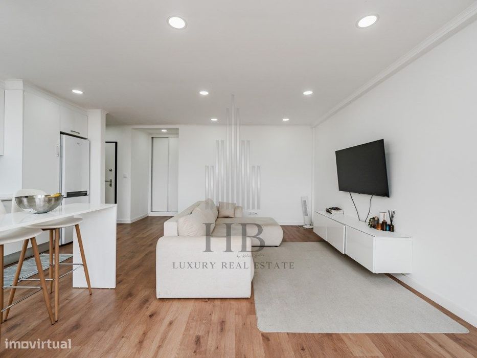 T2 Moderno e Remodelado com Varanda Fechada | Fogueteiro|Seixal