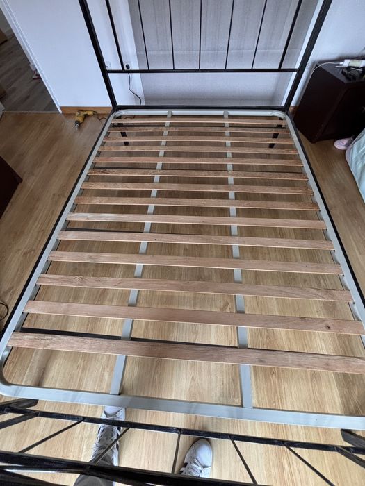 Cama em metal a imitar o ferro forjado