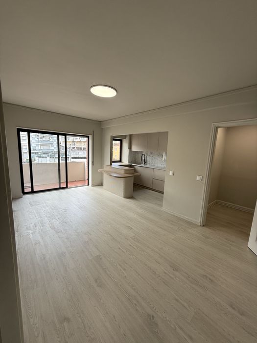 T3 Remodelado com Parqueamento - Solum