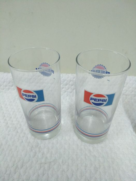 Grande variedade de copos com publicidade para coleção