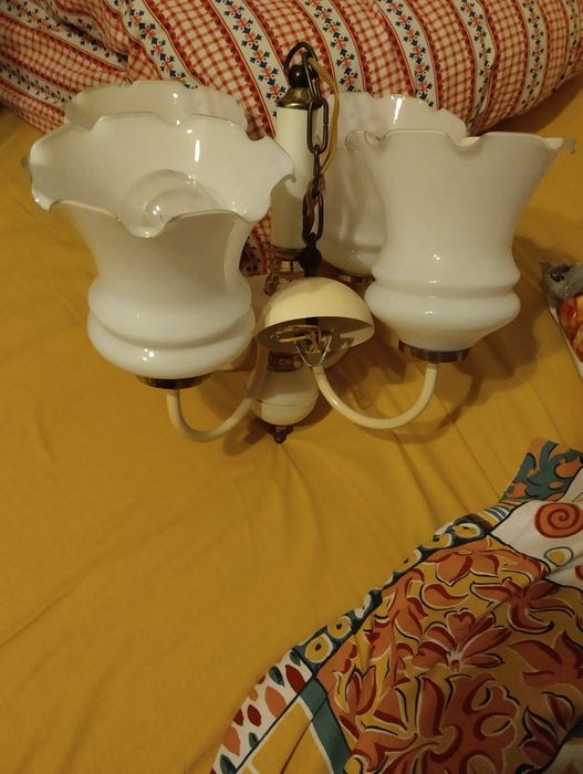 Żyrandol widoczny na zdjęciach