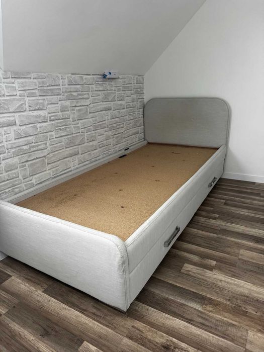 Підліткова кровать 200 х 90 з м'якою оббивкою.