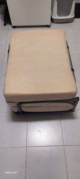 Cama dobrável com capa