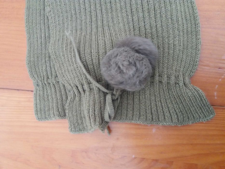Cachecol verde com pompons