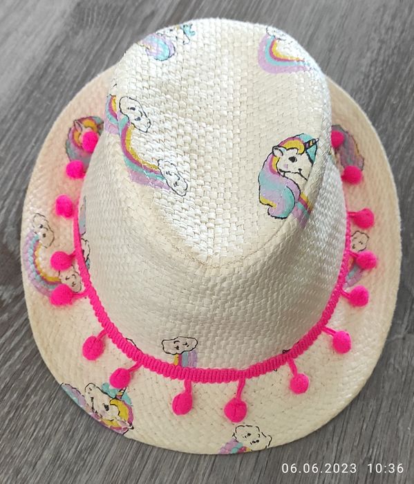 Капелюшки -2шт.на дівчинку.