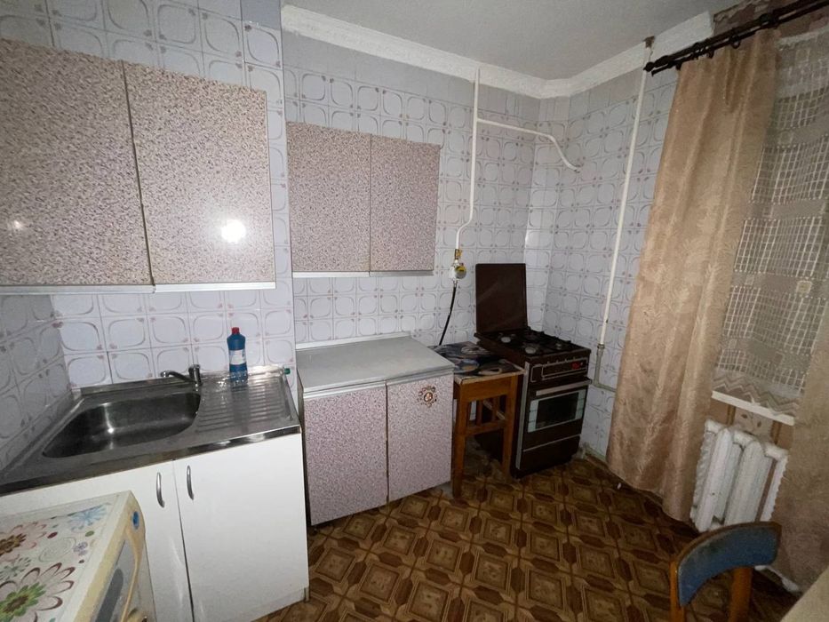 Оренда квартири  в місті Херсон . Перший поверх . Опалення працює .