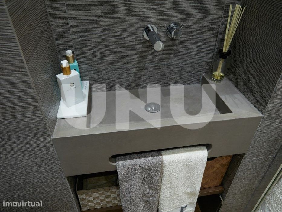 Apartamento T2, remodelado, em condomínio com piscina.