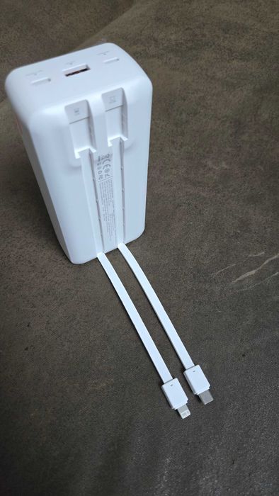 POWERBANK 30000mAh PD22.5W z wbudowanymi kablami USB-C Lighting biały