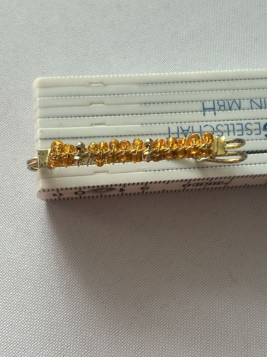 Broszka, agrafka z bursztynkami