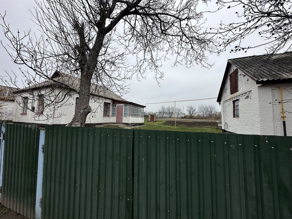 Продам будинок, поруч школа, магазини, зупинка, газ є, м.Жашків, город