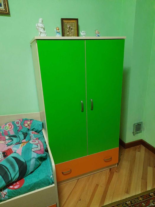 Меблі для дитячої кімнати ( двоповерхове ліжко, шафи)