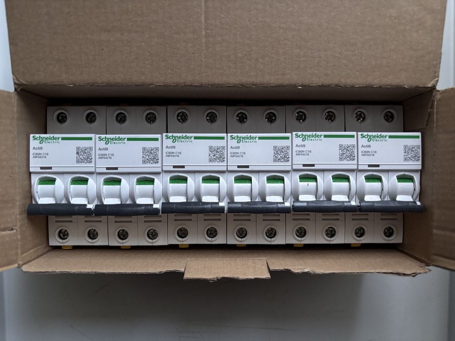 Zestaw wyłączników nadprądowych marki Schneider Electrik