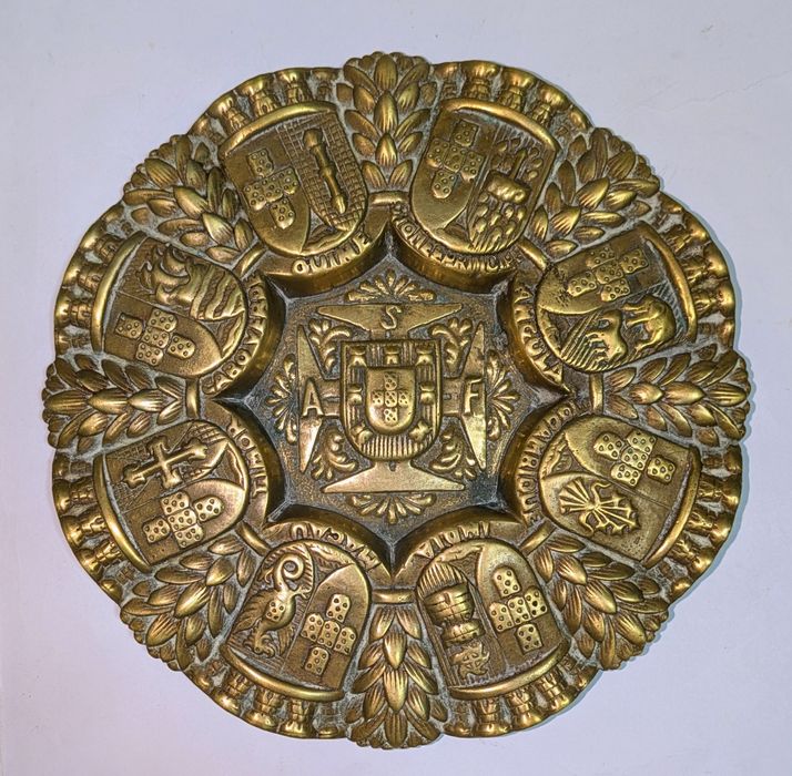 Prato com os Brasões das antigas colónias Portuguesas em bronze