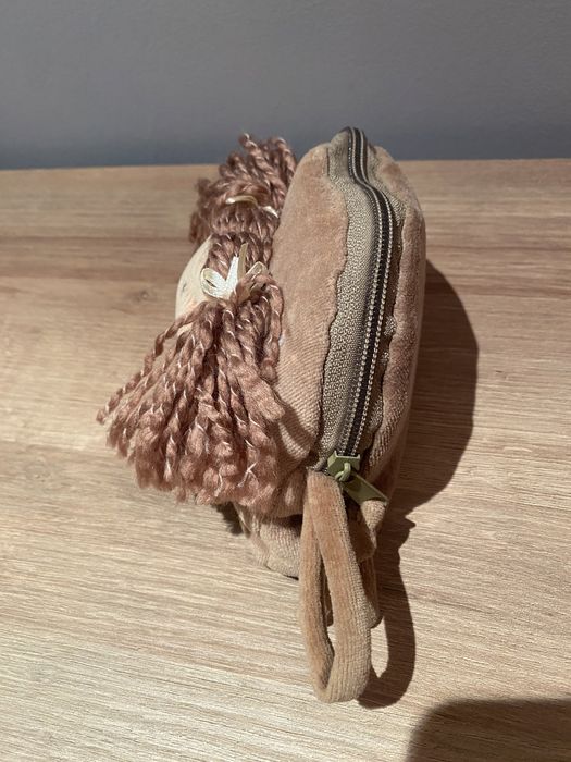 Bolsa para maquilhagem com boneca