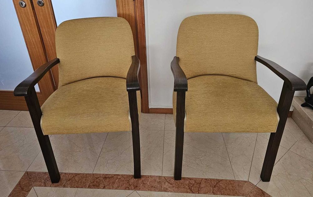 2 Cadeirões/Cadeiras amarelos com braços–madeira sólida – ótimo estado