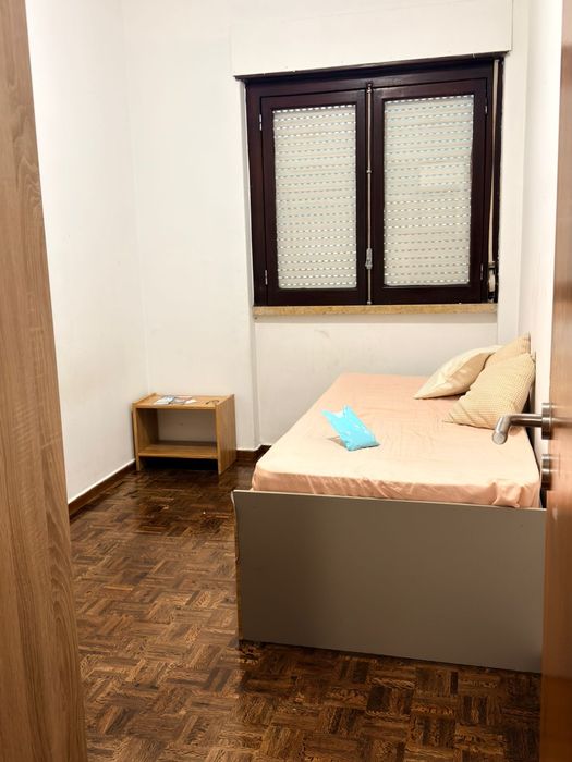 Quarto casal e senhoras próx estação