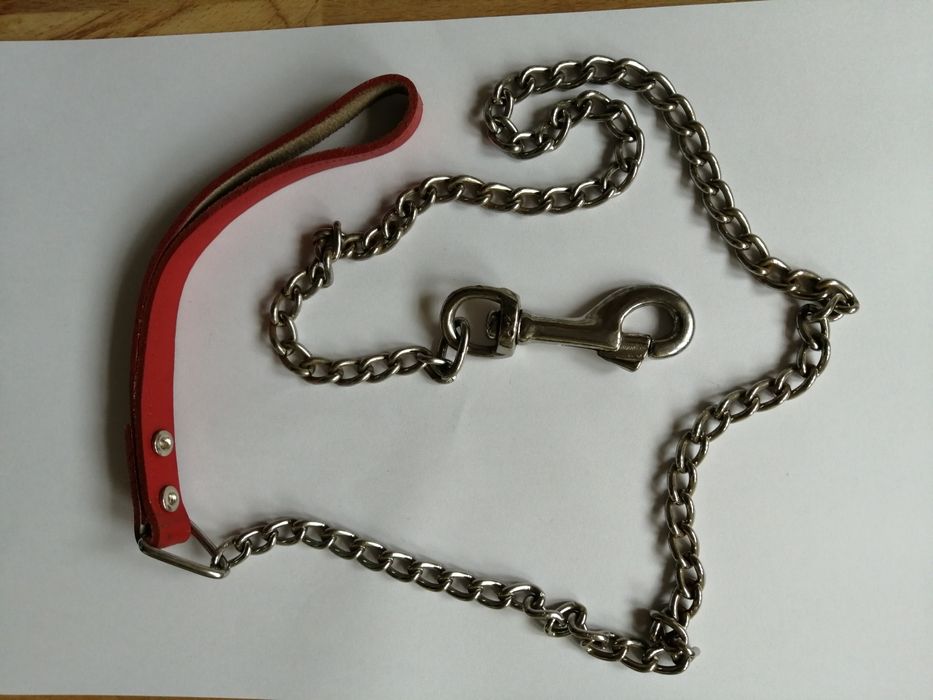 Trela em corrente com alça em pele