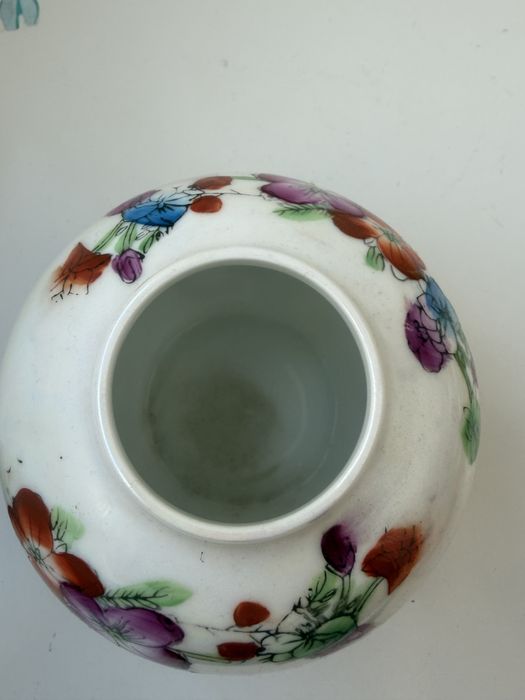 vaso de porcelana chinesa retro requintada, pintada à mão.