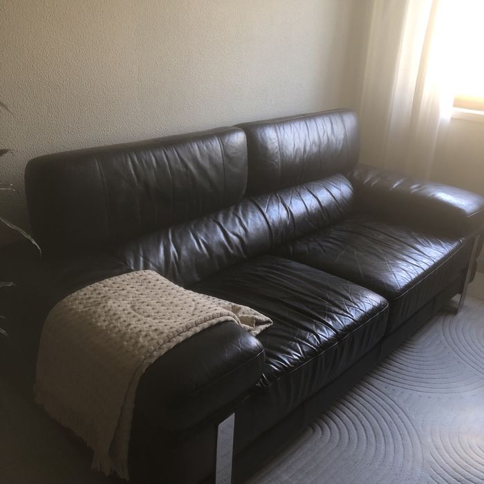 Sofá preto dois lugares