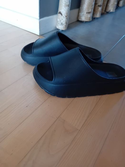 Czarne lekkie  klapki na grubej podeszwie 36
