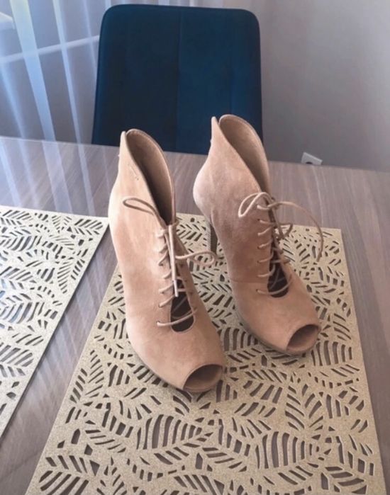 Sandały na obcasie, botki sznurowane