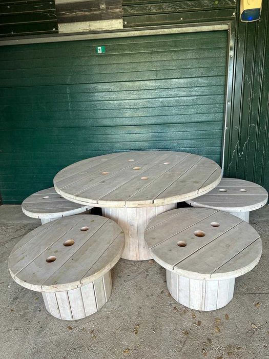 Mesa com 4 bancos de bobines em madeira maciça