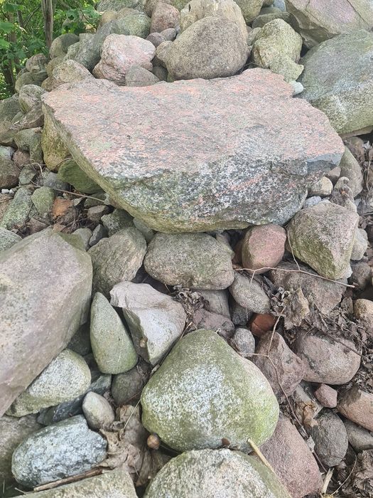 Kamienie głazy ciosane fundamentowe.