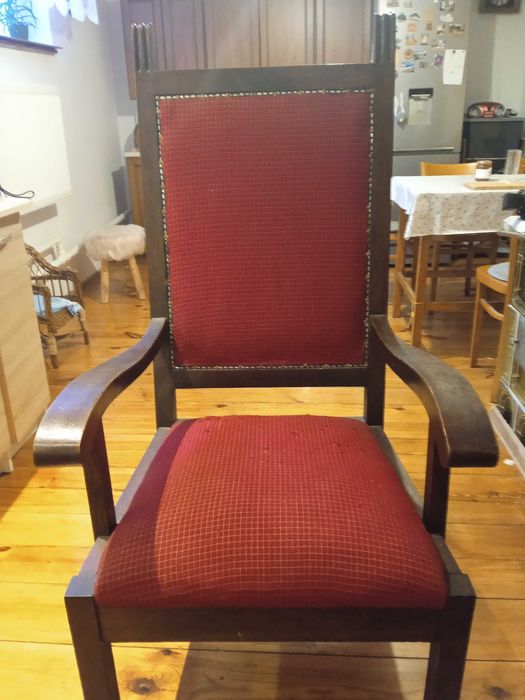 Stare dębowe tapicerowane meble z sądu