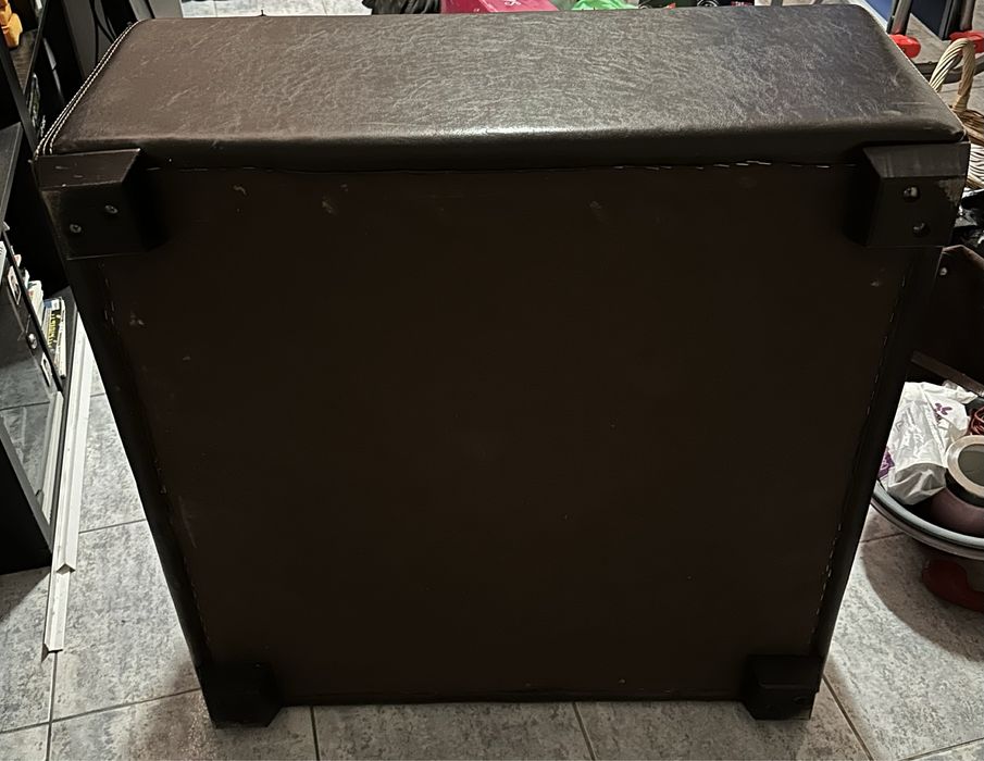 Mesa de centro em couro com vidro Fosco