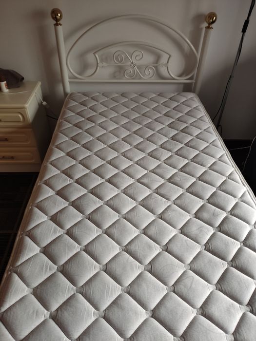 Vendo cama de corpo e meio