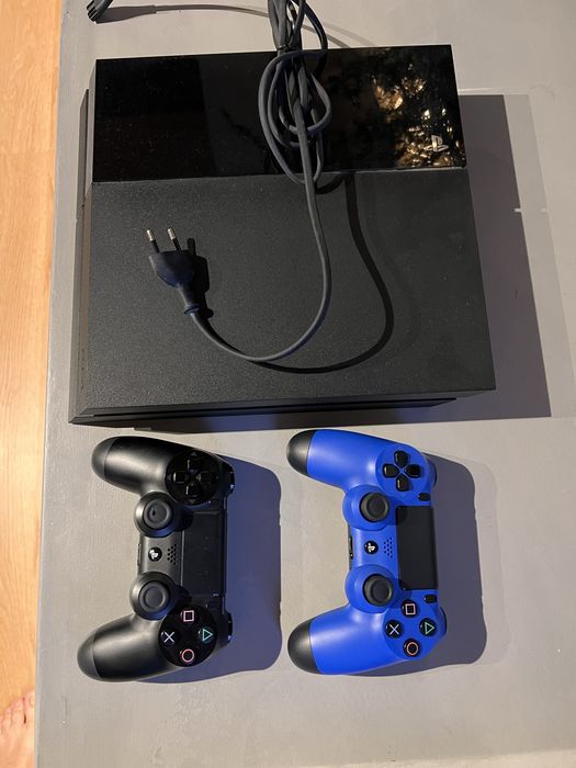 PS4 + 3 Controllers, Like New64739161396610121