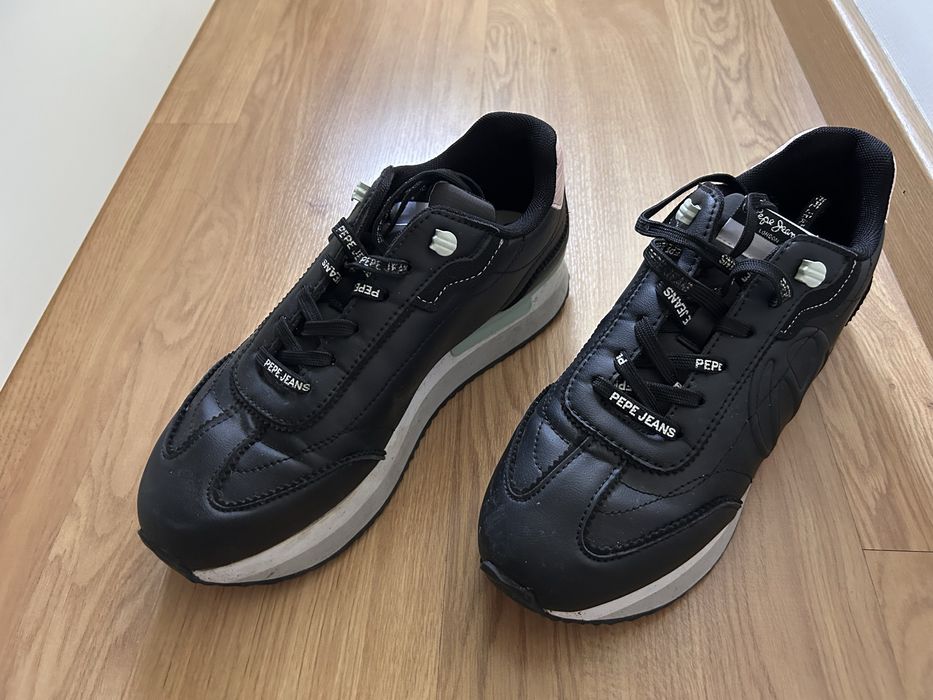Tenis pretos pepe jeans pele