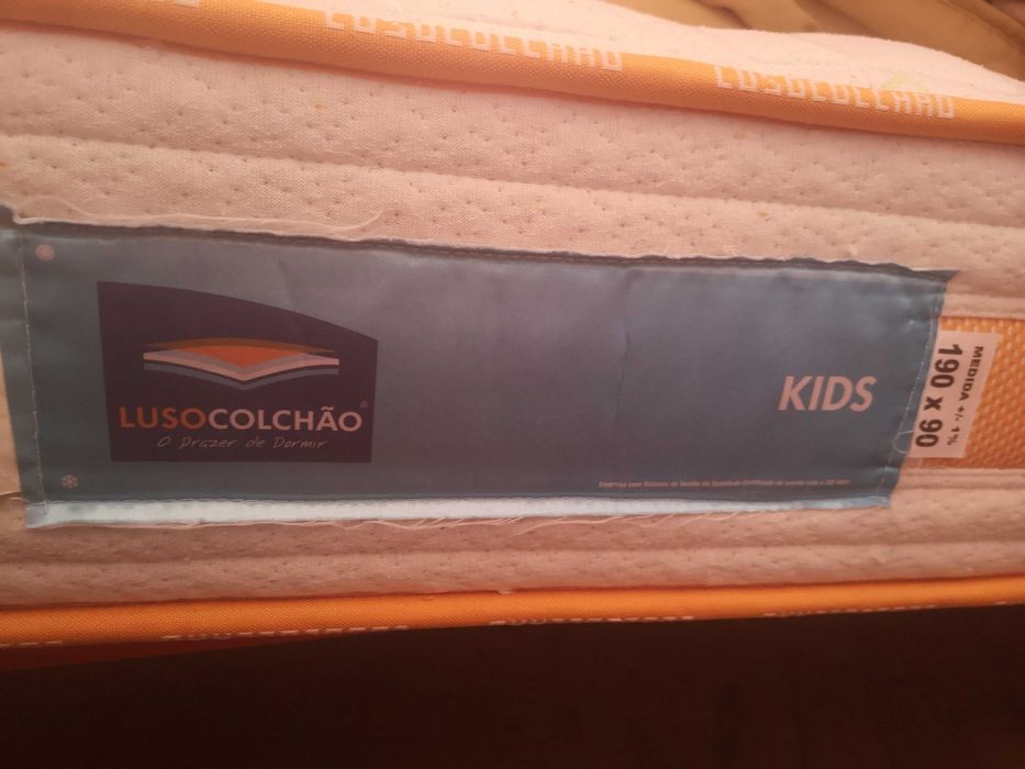 cama em ferro de solteiro com colchão feito à medida