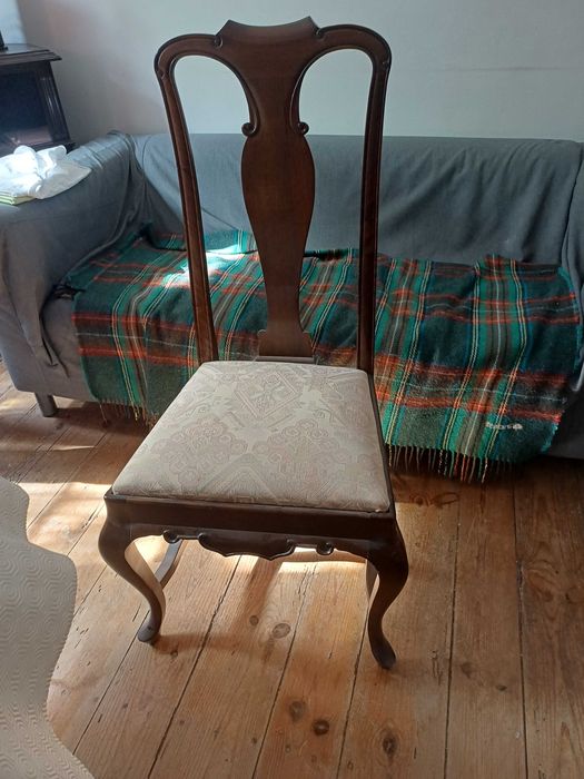 Conjunto mesa e cadeiras mogno