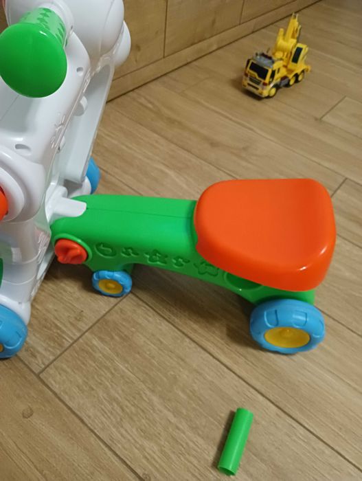 Jeździk pchacz niemowlęcy