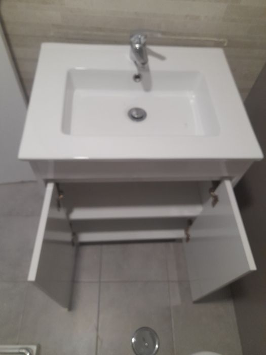 Móvel de casa de banho com torneira 60X80X47 cm em muito bom estado.